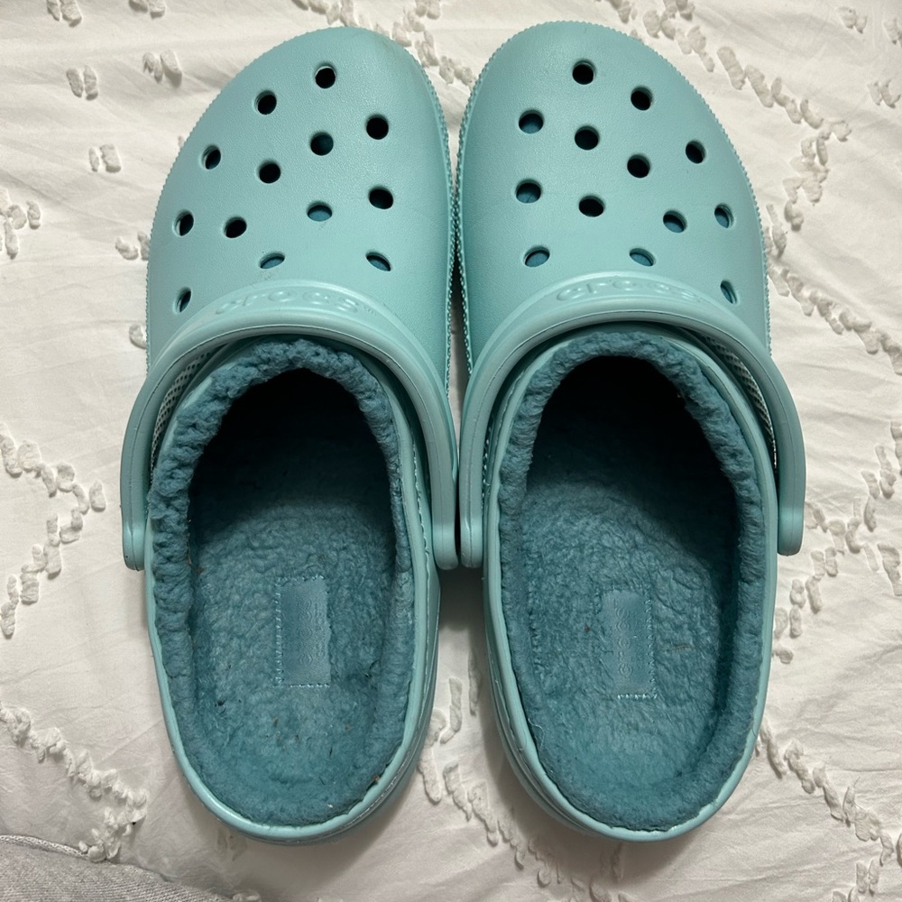 Teal fuzzy lined crocs women’s 10 men’s 8